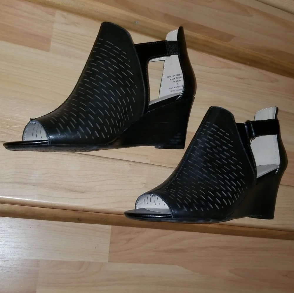 Adrianne Vittadini Wedges Heels Comfort booties